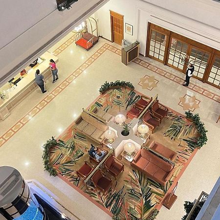 Hotel Abad Atrium Kochi Exterior foto