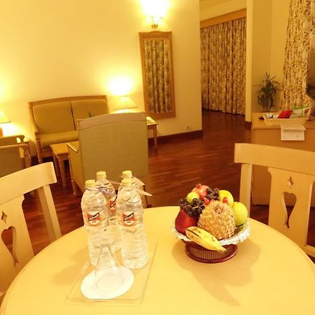 Hotel Abad Atrium Kochi Exterior foto
