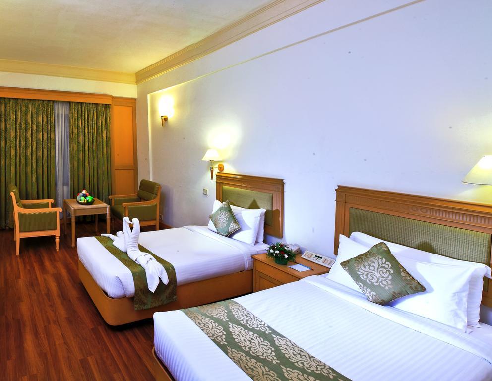 Hotel Abad Atrium Kochi Exterior foto