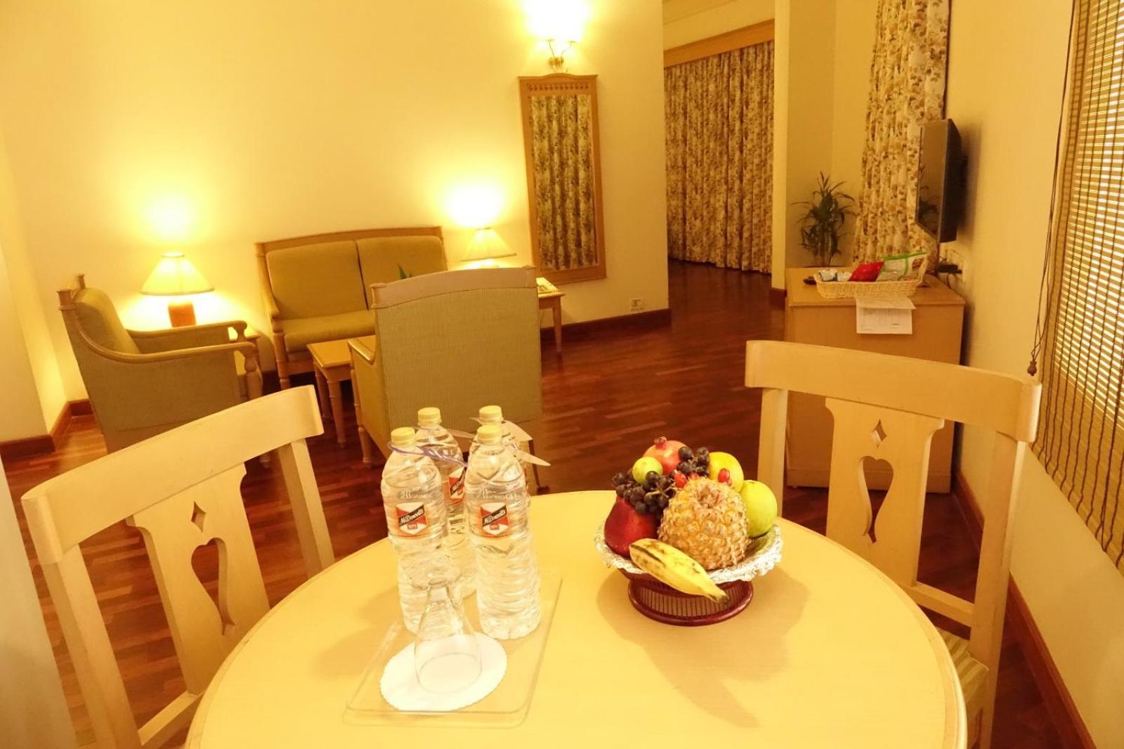Hotel Abad Atrium Kochi Exterior foto