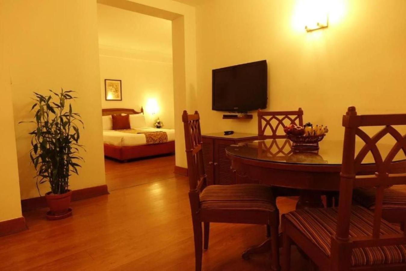 Hotel Abad Atrium Kochi Exterior foto