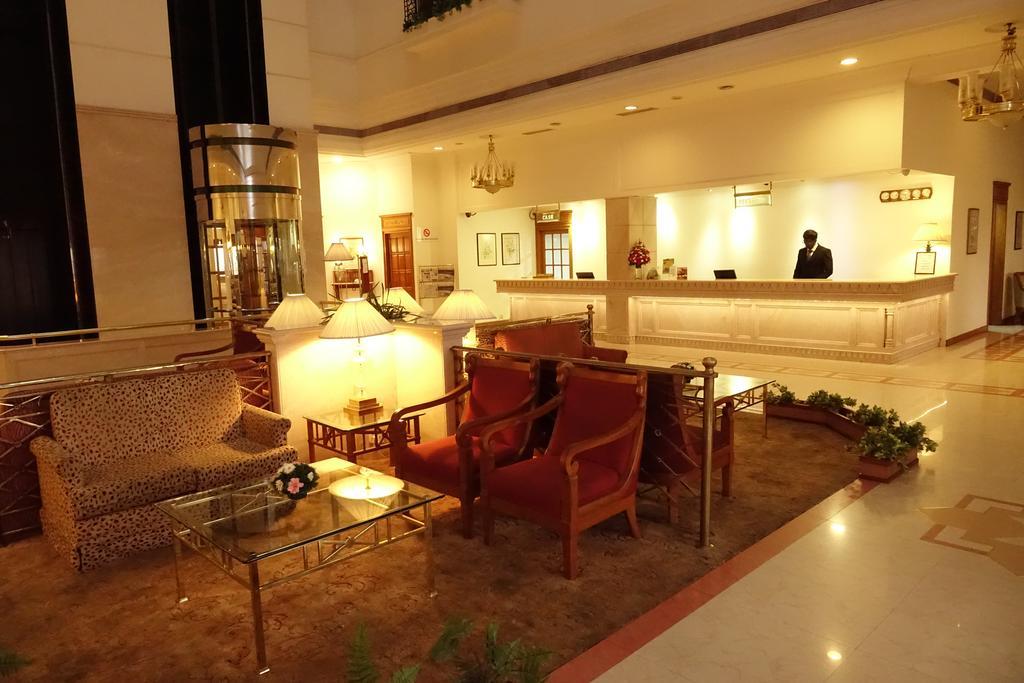 Hotel Abad Atrium Kochi Exterior foto