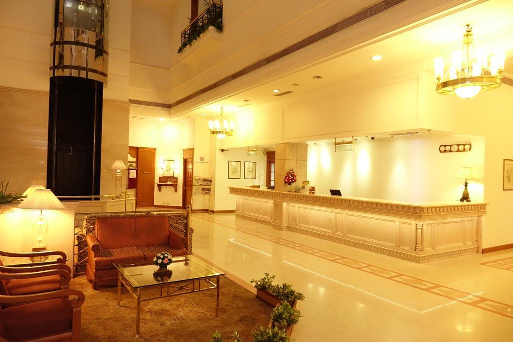 Hotel Abad Atrium Kochi Exterior foto