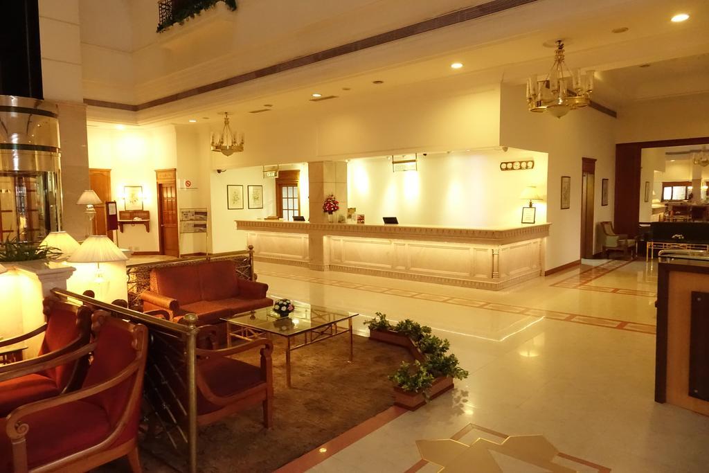 Hotel Abad Atrium Kochi Exterior foto