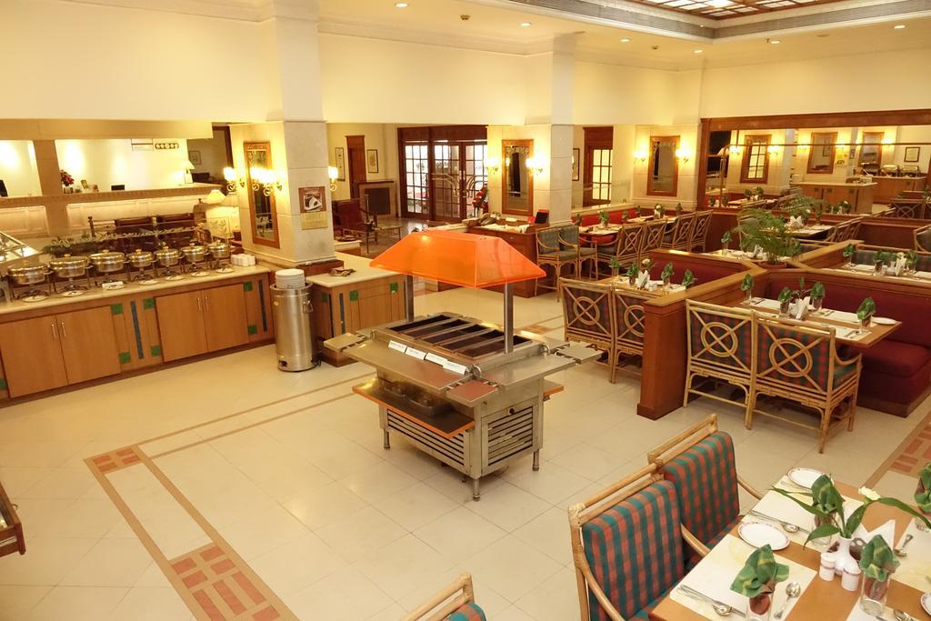 Hotel Abad Atrium Kochi Exterior foto