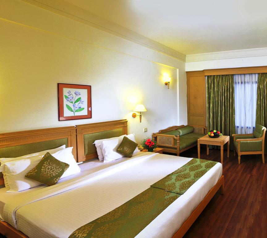 Hotel Abad Atrium Kochi Exterior foto