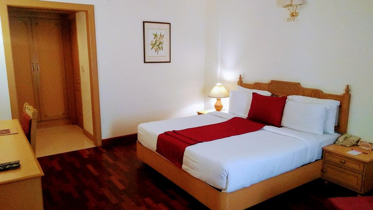 Hotel Abad Atrium Kochi Exterior foto