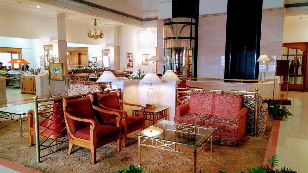 Hotel Abad Atrium Kochi Exterior foto