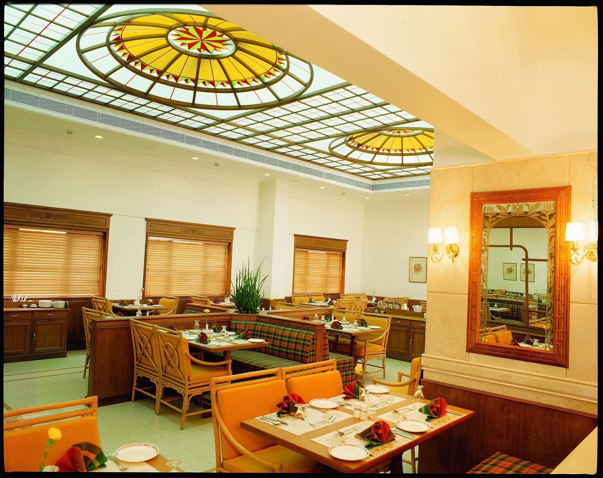 Hotel Abad Atrium Kochi Exterior foto