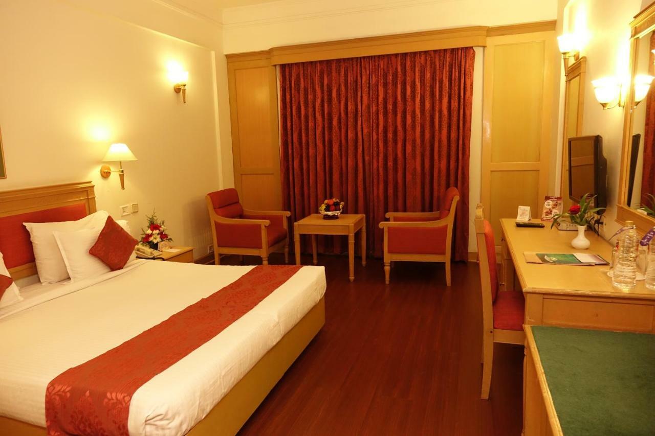 Hotel Abad Atrium Kochi Exterior foto