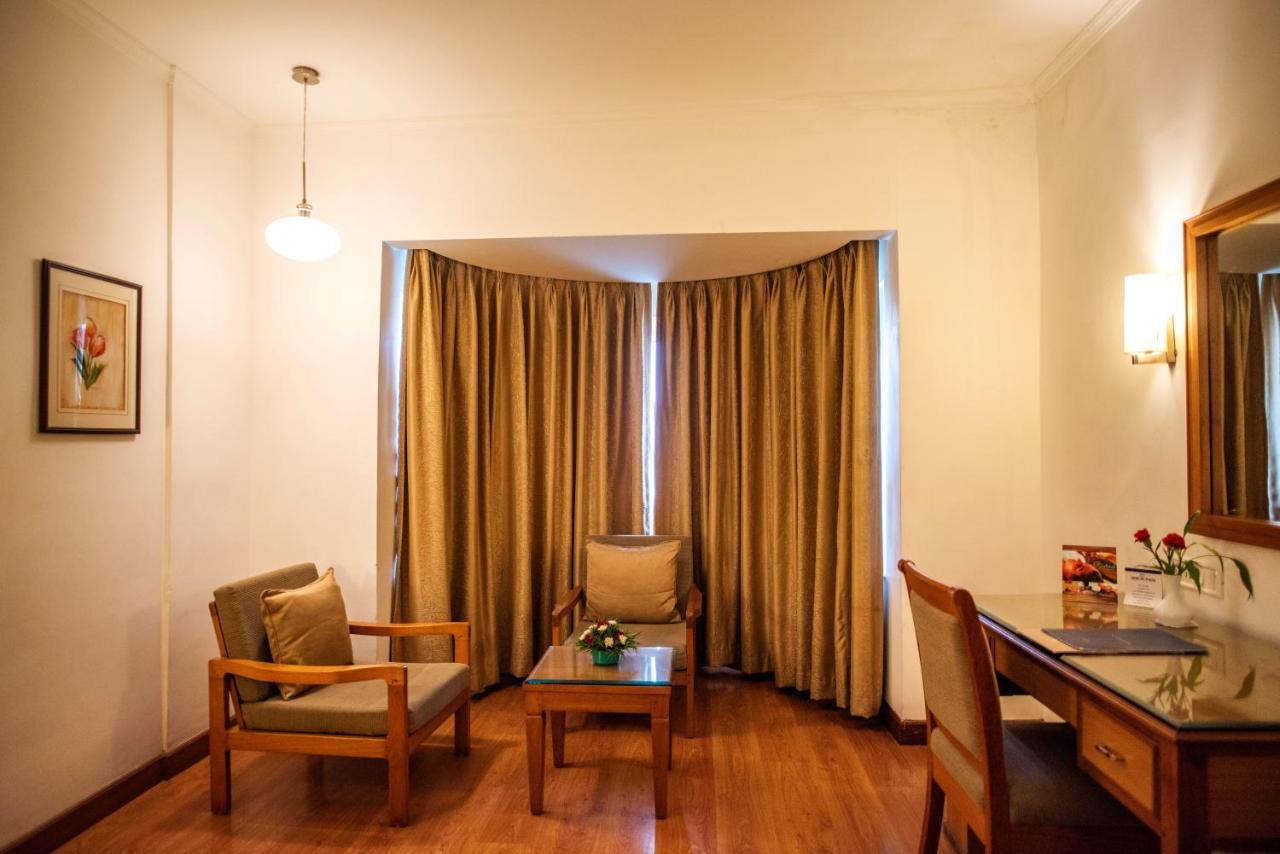Hotel Abad Atrium Kochi Exterior foto